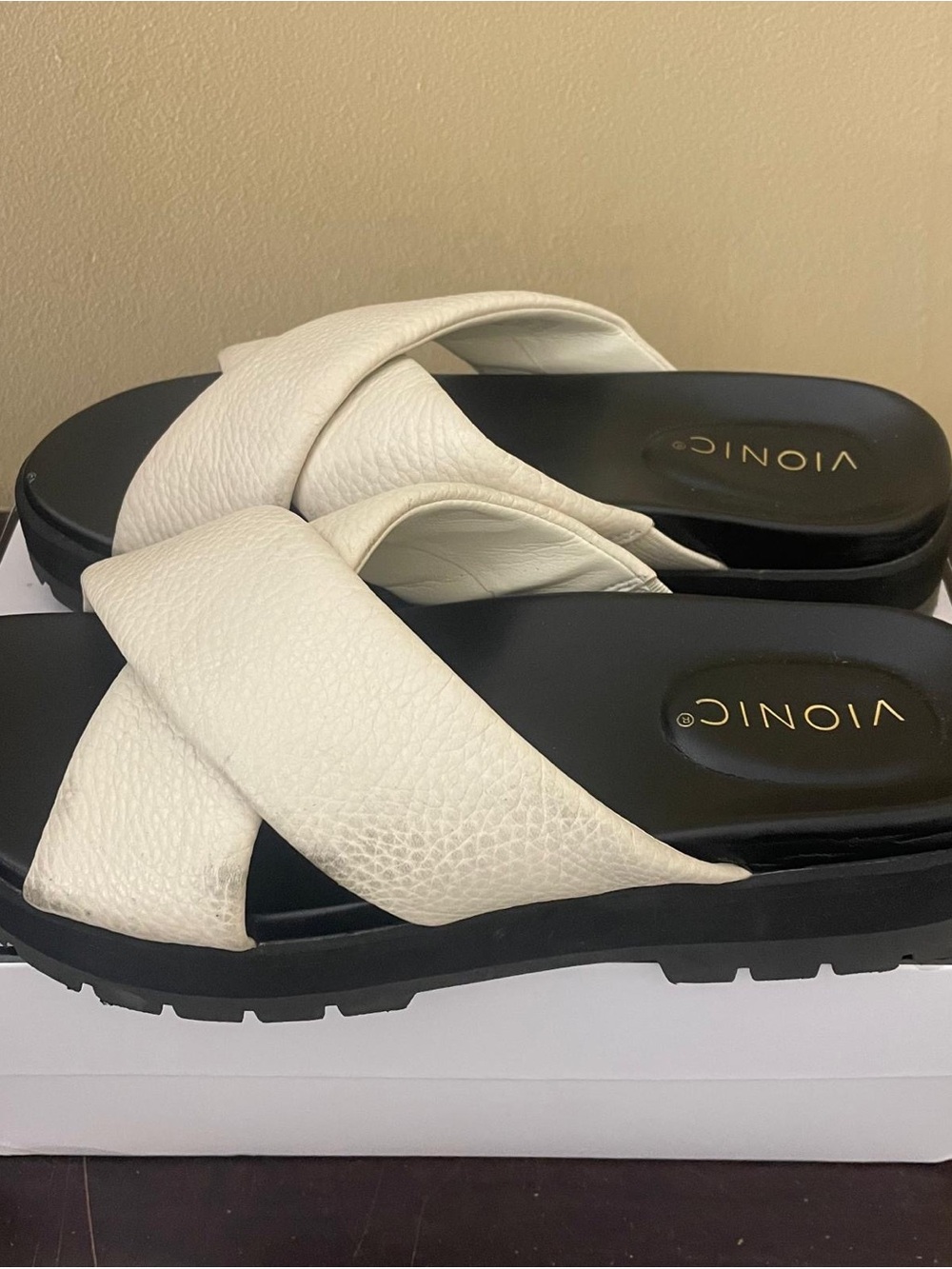 Vionic Vesta White Pebbled Leather Crisscross Platform
Slide Sandals Women 8